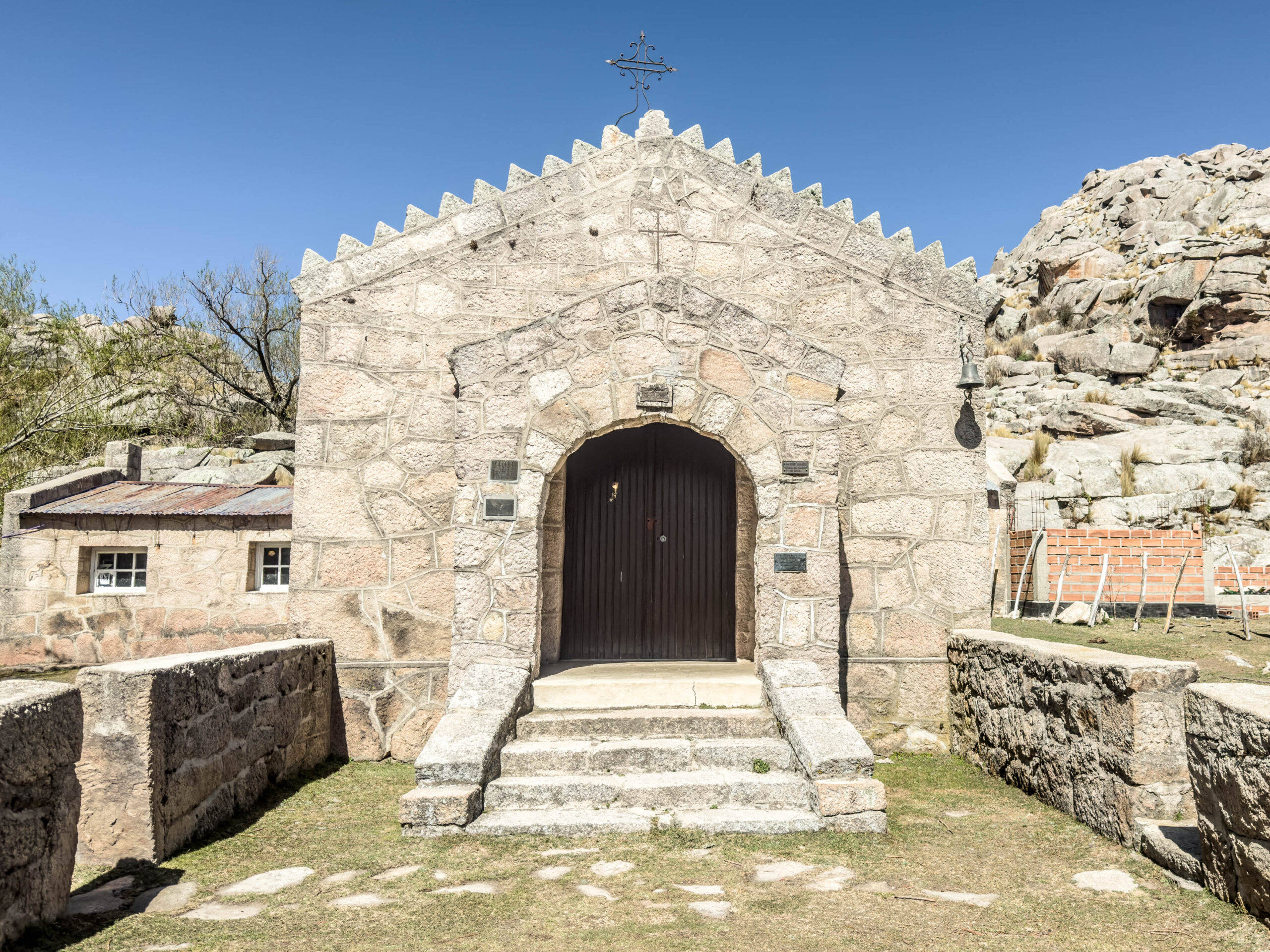Capilla histórica en la base del Cerro Champaquí