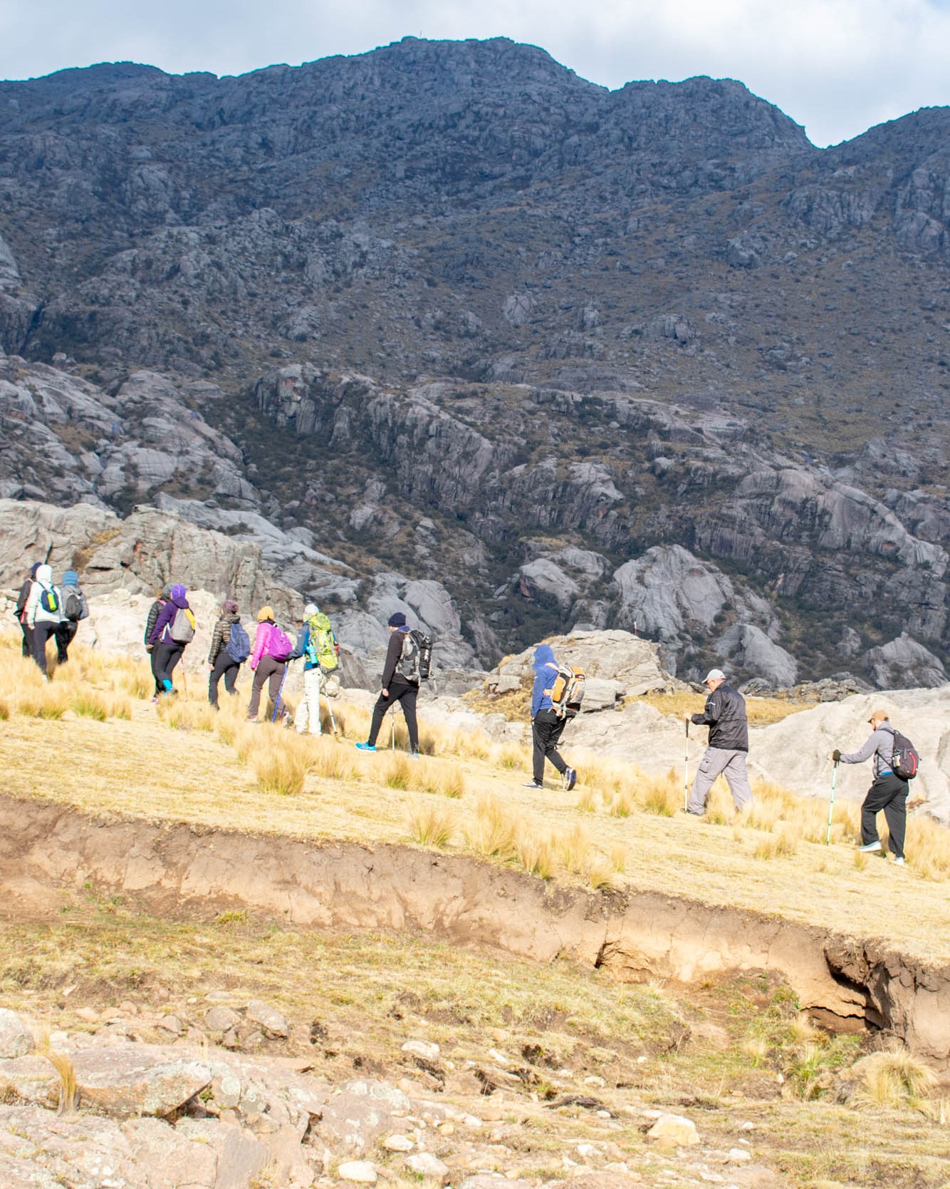 Personas en ascenso por una ladera
